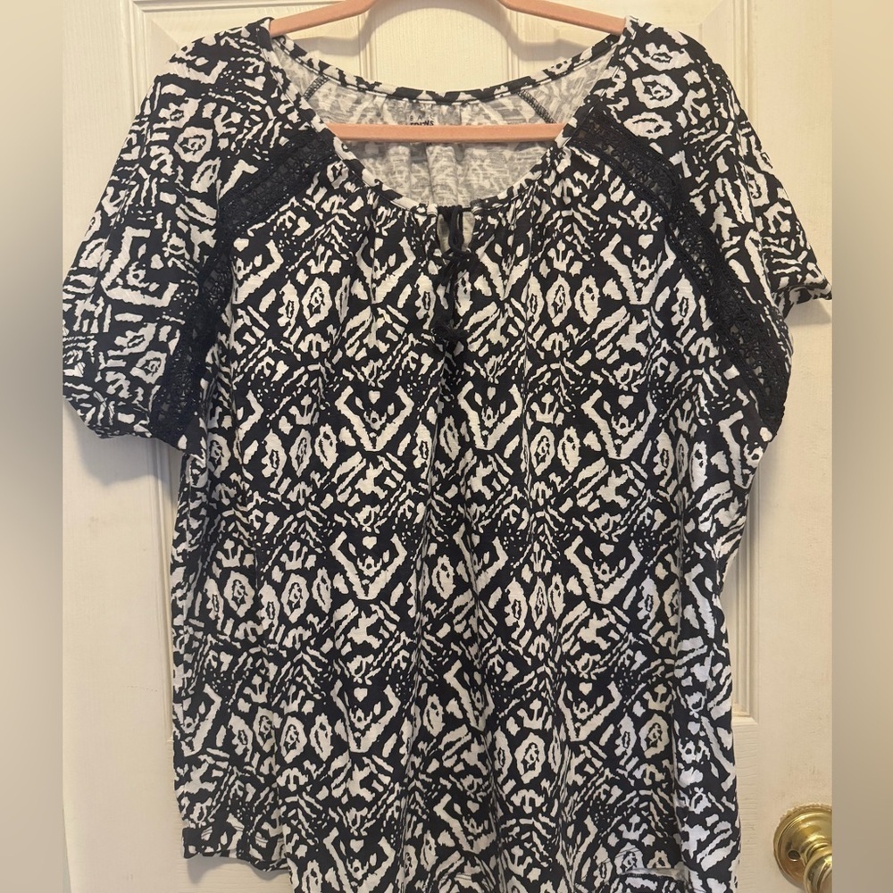 Pretty blue and white t shirt with crochet detail.
